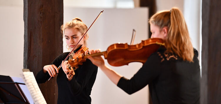 Das einzige Streicherduo des Konzerts: Linda Zaiser, Violine, und Theresa Steidle, Viola, spielten Mozart. Foto: Markus Brändli