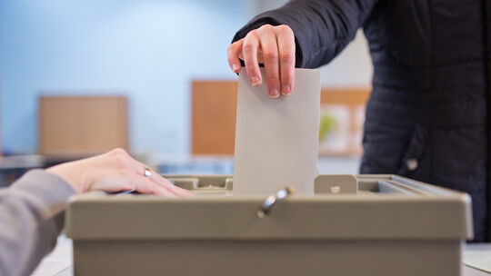 Symbolfoto Wahl, Wahlurne