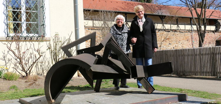 Angelika Matt-Heidecker (rechts) und Doris Nöth am neuen Standort der Stahlplastik „Bell Hop“ beim Vogthaus.Foto: Stadt Kirchhei