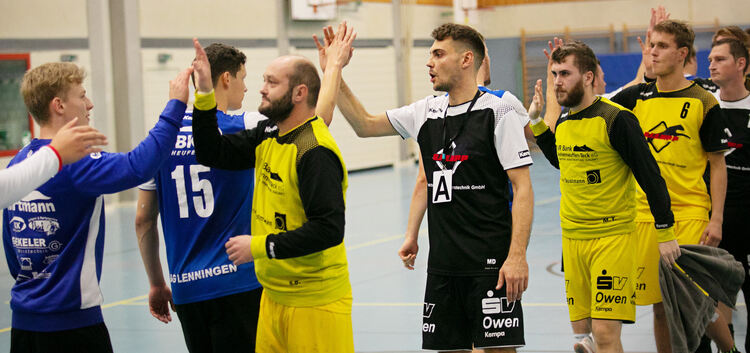 Abklatschen nach dem Spiel: Zwischen den Teams aus Owen und Lenningen wird es das heute zum letzten Mal geben.Fotos: Markus Brän