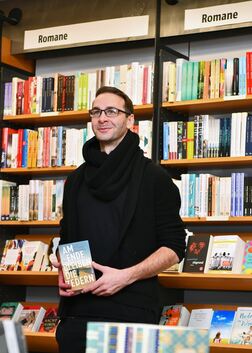 Pierre Jarawan mit seinem Debütroman „Am Ende bleiben die Zedern“.Foto: Markus Brändli