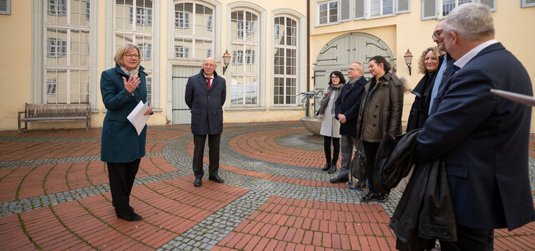 Im Innenhof des Kirchheimer Schlosses zeigte sich „Hausherrin“ Edith Sitzmann (links) bestens informiert über die Geschichte der