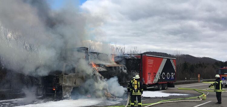 Am Mittwochnachmittag brannte auf der A8 kurz nach der Einfahrt Gruibingen in Fahrtrichtung Stuttgart ein LKW. Die Feuerwehren a