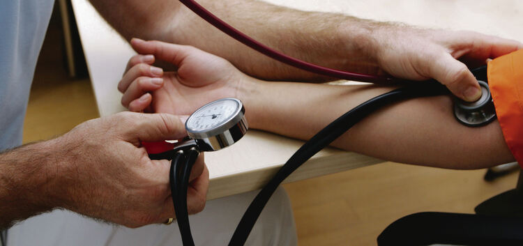 Hausarzt PatientUntersuchung, CheckArztbesuchKrank, KrankheitVorsorge Blutdruck Messen