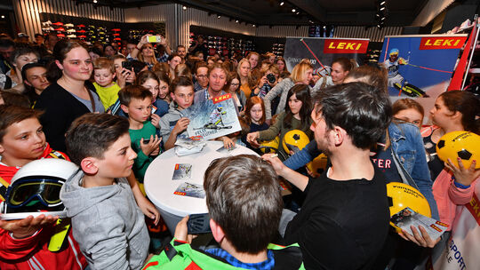 Gute Stimmung in der Dettinger Straße: Die Fans freuen sich über den Besuch von Felix Neureuther bei Sport Räpple, wo der ehemal