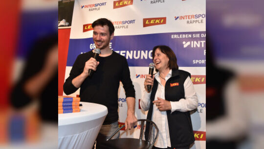 Hatten gut lachen: Felix Neureuther und Leki-Chefin Waltraud Lenhart. Foto: Markus Brändli
