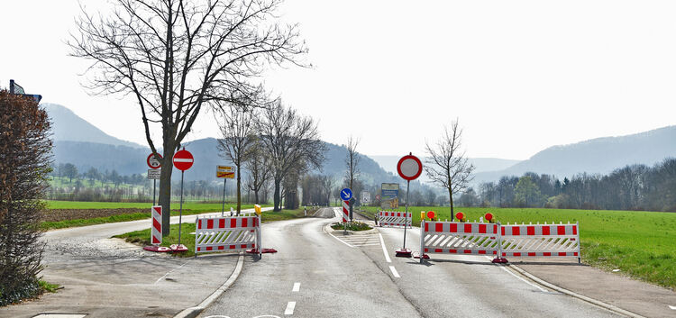 Kein Durchkommen gibt es für Autofahrer derzeit auf der Straße zwischen Weilheim und Neidlingen. Sie ist gesperrt.Foto: Markus B