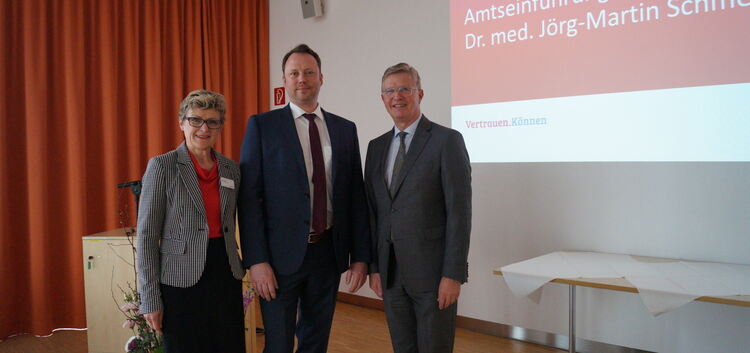 Elvira Benz von den Medius-Kliniken und Landrat Eininger hießen Dr. Jörg-Martin Schmehl willkommen.Foto: Uwe Gottwald