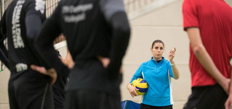 Alles hört auf ihr Kommando: Lyubka Sharalieva bleibt Trainierin der SG-Volleyballer. Foto: Carsten Riedl