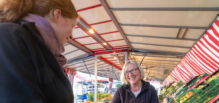Da freut sich die Marktfrau: Hanna Kahindi (links) bekommt von Catrin Schadt ein Gemüsesortiment, das nicht mehr verkauft werden