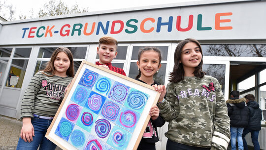 Diese Klasse hat sich für Kreise einer Farbfamilie für ihr Gesamtkunstwerk entschieden. Fotos: Markus Brändli Diese Klasse hat sich für Kreise einer Farbfamilie für ihr Gesamtkunstwerk entschieden. Fotos: Markus Brändli