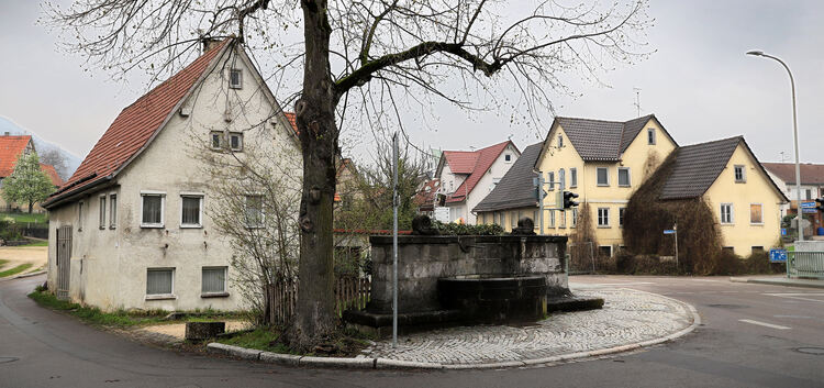 Das Gebäude hinter dem Oberlenninger Schneckenbrunnen sowie der „Ochsen“ - das gelbe Haus an der Backhausstraße - gehören nun de