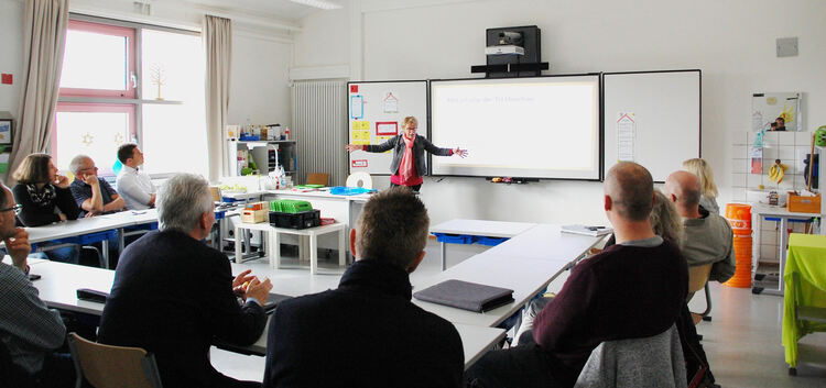 Neue Investition: Schlierbachs Schulleiterin Susi Eckle-Schaal präsentiert die Whiteboards.Foto: Volkmar Schreier