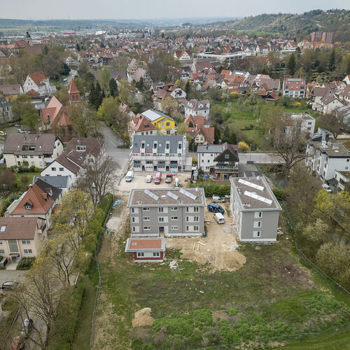 Die Neubauten auf der Kirchheimer Klosterwiese sind so gut wie fertiggestellt. Schon im Mai sollen Flüchtlinge dort ihre Wohnung