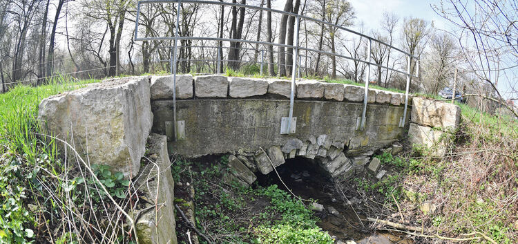 Die Schäden an der Gewölbebrücke aus Naturstein sind mit bloßem Auge zu erkennen.Foto: Markus Brändli