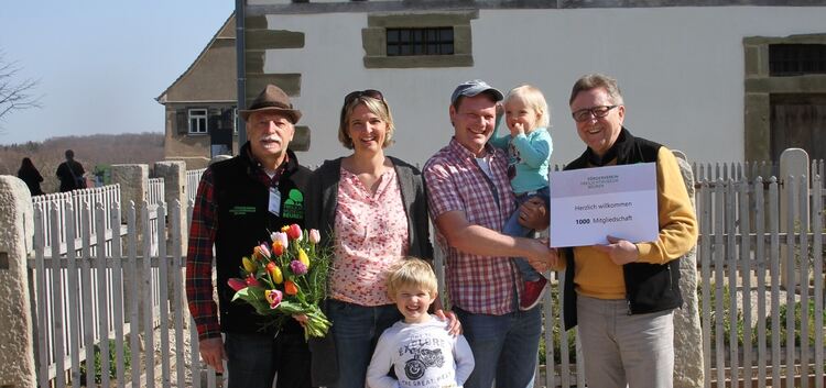 Vereinsvorsitzender Hans Weil (rechts) begrüßt Familie Schultheiß im Freilichtmuseum. Foto: pr
