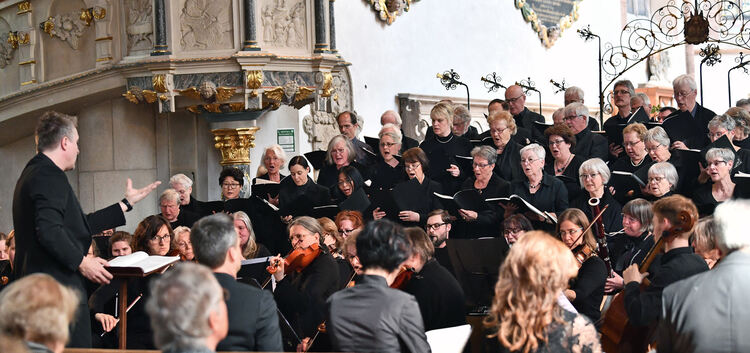 Chor, Orchester und Solisten erzählten unter der Leitung von Ralf Sach die Leidensgeschichte Jesu in neun Szenen musikalisch nac