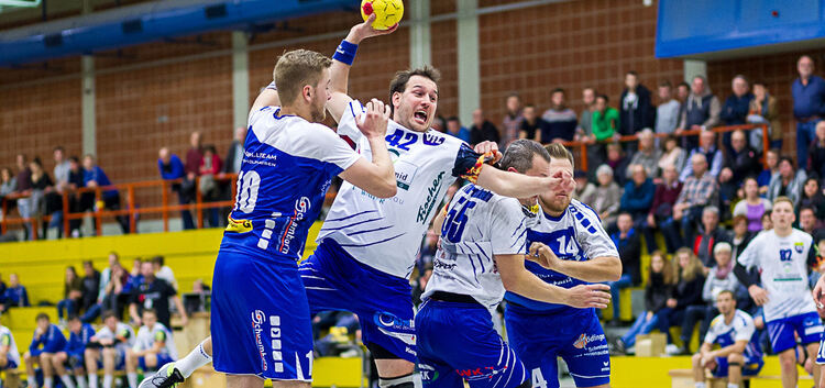 VfL-Kapitän Roman Keller (mit Ball) würde sich morgen von seiner Mannschaft am liebsten mit einem Pokalerfolg in den Handball-Ru