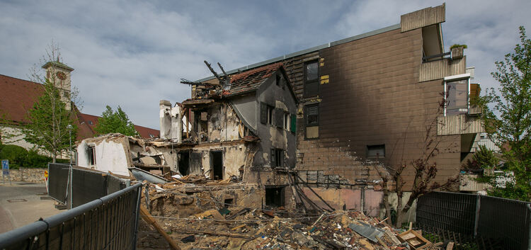 Völlig zerstört ist das bei einer Heizöllieferung ausgebrannte Wohnhaus in der Altbacher Kirchstraße.Foto: Roberto Bulgrin