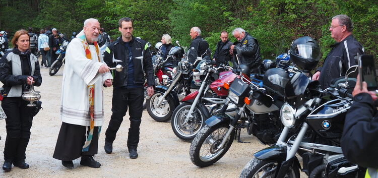 Pater Flavian segnet die Biker und die Motorräder.Foto: Heike Siegemund