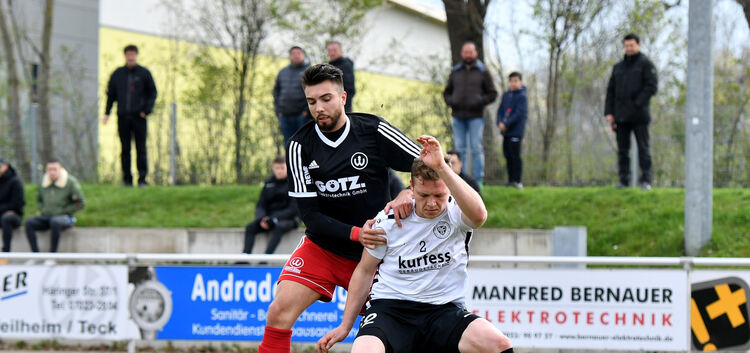 Der TSV Weilheim um Neuzugang Marc Djorovic (schwarzes Trikot) will mit einem Sieg im Abstiegskracher den direkten Konkurrenten
