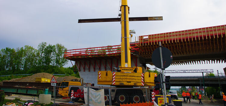 8 500 Kilo wiegt jeder der 14 Stahlträger, die am Samstag von der neuen ICE-Brücke in Wendlingen entfernt wurden. Krytzner