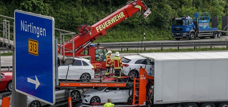 Zu einem schweren Unfall zwischen der Ein- und Ausfahrt Wendlingen in Fahrtrichtung Kirchheim kam es am Dienstagmorgen gegen 9 U