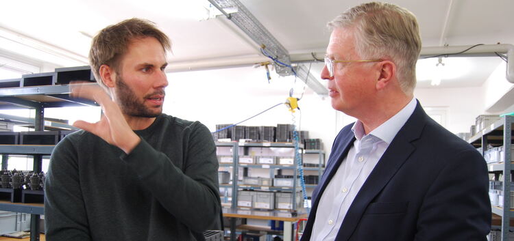 Pinion-Chef Christoph Lermen (links) erklärt Landrat Heinz Eininger das Fahrradgetriebe, das er entwickelt hat. Die Denkendorfer