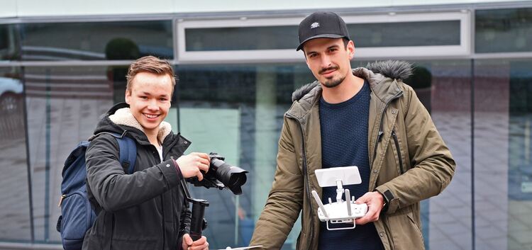 Im Auftrag der Stadt mit Kamera und Drohne unterwegs: Julian Schumacher (links) und Florentin Benz-Eberhard.Foto: Markus Brändli