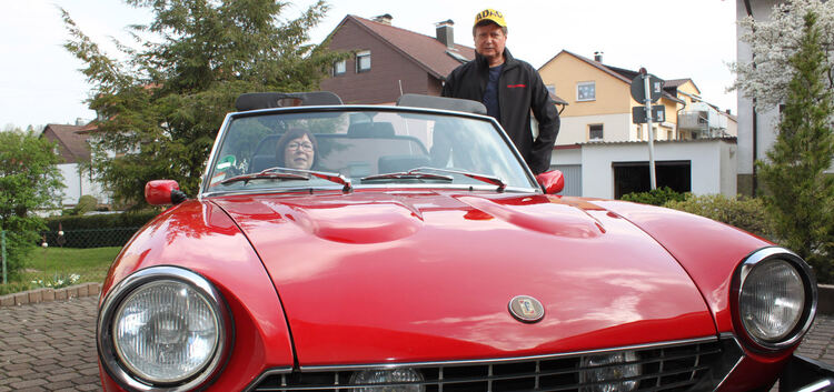Gewölbte Kotflügel und zwei „Buckel“ auf der Motorhaube: Kurt Steinhübel ist stolz auf seinen Fiat 124 Spider.Foto: Cornelia Wah