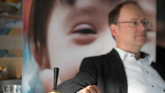 Der Mann mit dem Glöckchen: Martin Wirthensohn läutete alle 20 Minuten zum Wechsel. Fotos: Carsten Riedl Der Mann mit dem Glöckchen: Martin Wirthensohn läutete alle 20 Minuten zum Wechsel. Fotos: Carsten Riedl