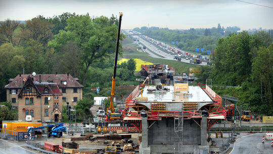 Neben den historischen Otto-Gebäuden in Wendlingen werden zwei Brücken über den Neckar sowie die Neckartalbahn und die Kreisstra Neben den historischen Otto-Gebäuden in Wendlingen werden zwei Brücken über den Neckar sowie die Neckartalbahn und die Kreisstra