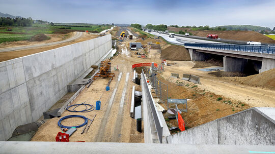 Die Auffahrt zum „Rastplatz vor dem Aichelberg“ ist ein Brückenbauwerk (Foto oben). Noch stapeln sich die Tübbinge bei Kirchheim