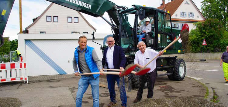 Start für den Bau des Kreisels „Am Wasen“: Der Geschäftsführer der Straßenbaufirma, Mathias Waggershauser, Kirchheims Bürgermeis