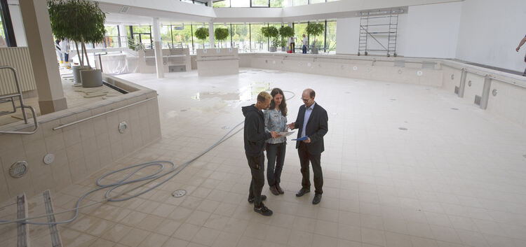 Bürgermeister und Kurdirektor Daniel Gluiber (rechts), Kuramtsleiterin Karin Kaplan und der Techniker der Panoramatherme Uwe Jen