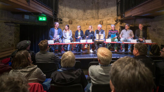 Auf dem Podium in der Bastion sitzen (von links): Marc Eisenmann (SPD), Dr. Natalie Pfau-Weller (CDU), Sabine Bur am Oder-Käß (G Auf dem Podium in der Bastion sitzen (von links): Marc Eisenmann (SPD), Dr. Natalie Pfau-Weller (CDU), Sabine Bur am Oder-Käß (G