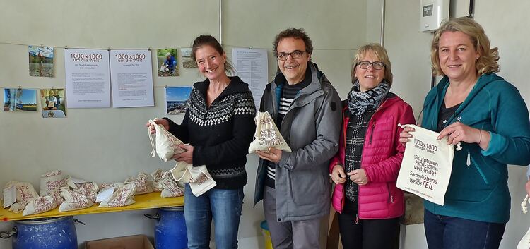 Künstlerin Monika Majer (links) verteilt Steinsäckchen für ihre Aktion.Foto: Sabine Ackermann