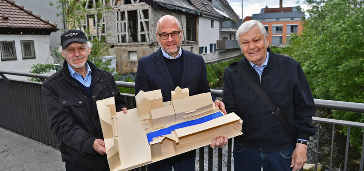 Helmut Ruf, flankiert von Eberhard Sieber (links) und Günther Erb, stellt sein Modell der „verlängerten“ Bruckmühle vor.Foto: Ma