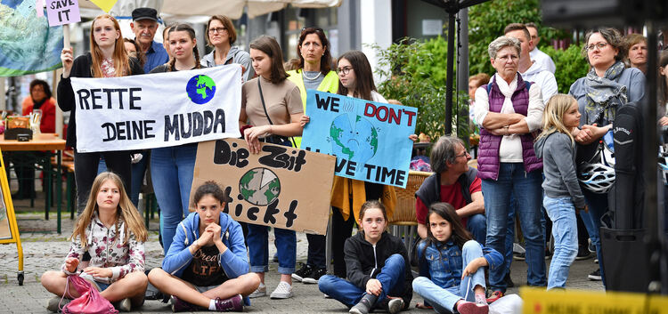 Schülerdemo vor rathaus, Stand up for Future, Klimaschutz, Klimawandel, Fridays for Future