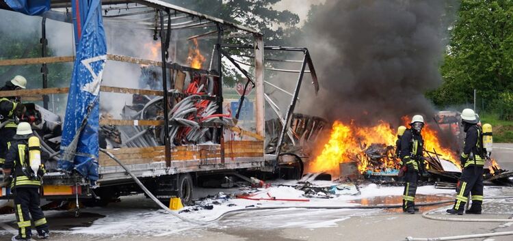 Das Wohnmobil von TV-Star Ludwig Hofmaier brannte ebenso aus wie ein Lastwagen.