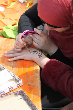 Zum ersten Mal beim Mädchentag angeboten: Henna-Tattoos.Foto: Cornelia Wahl