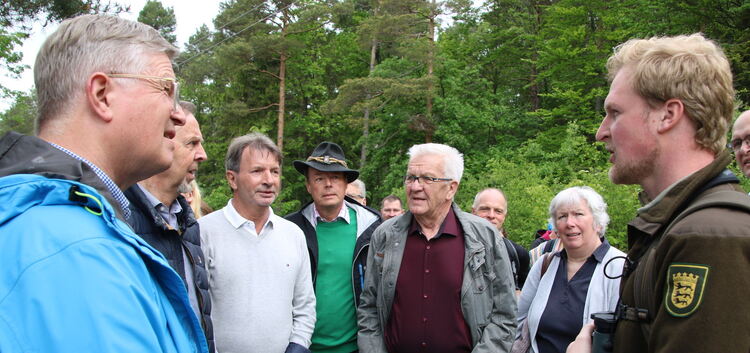 Prominente Zuhörer: Biosphären-Ranger Daniel Schlemonat (rechts) informiert Landrat Heinz Eininger, den Landtagsabgeordneten Kar