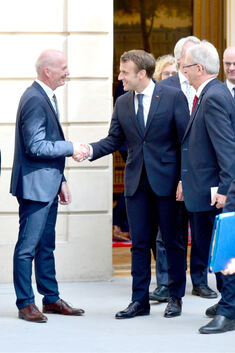 Emmanuel Macron begrüßte Hubert Romer und sprach mit ihm über Themen der beruflichen Bildung.