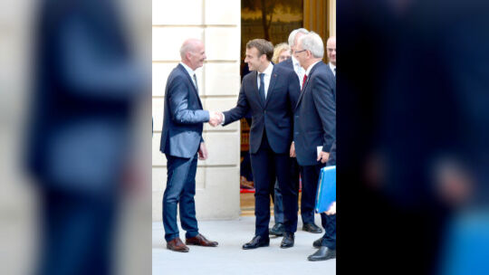 Emmanuel Macron begrüßte Hubert Romer und sprach mit ihm über Themen der beruflichen Bildung. Emmanuel Macron begrüßte Hubert Romer und sprach mit ihm über Themen der beruflichen Bildung.
