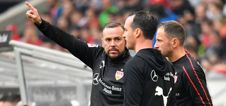 Oben bleiben: Der VfB um das Trainer-Trio Paco Vaz, Nico Willig und Tobias Rathgeb (von links) peilt in der Relegation gegen Uni