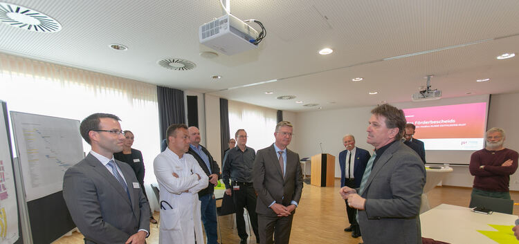 Mit einer Förderzusage von 28,5 Millionen Euro für die Sanierung der Medius-Klinik kam Sozialminister Lucha (rechts) gestern nac