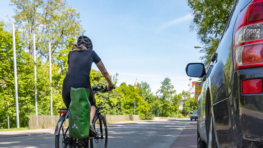 Manchmal eine verkehrte Welt: Wenn Autos die Radwege versperren, müssen die Radler zwangsläufig auf die Straße ausweichen.Foto: