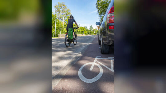 Manchmal eine verkehrte Welt: Wenn Autos die Radwege versperren, müssen die Radler zwangsläufig auf die Straße ausweichen.Foto: