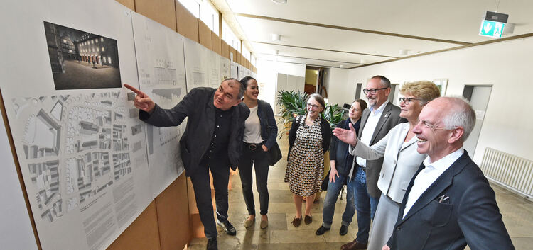 Im Rathaus betrachten Verwaltungsspitze und Planer gemeinsam den Siegerentwurf für den umfassenden Umbau des Kirchheimer Kornhau