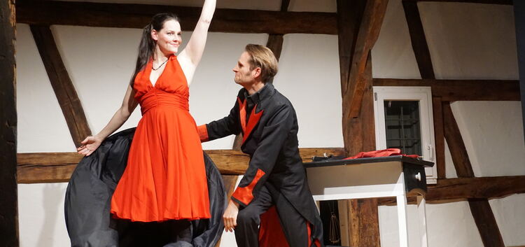 Wie von Geisterhand lässt Magier Julius Frack seine Assistentin auf der Bühne erscheinen.Foto: Anja Heinig